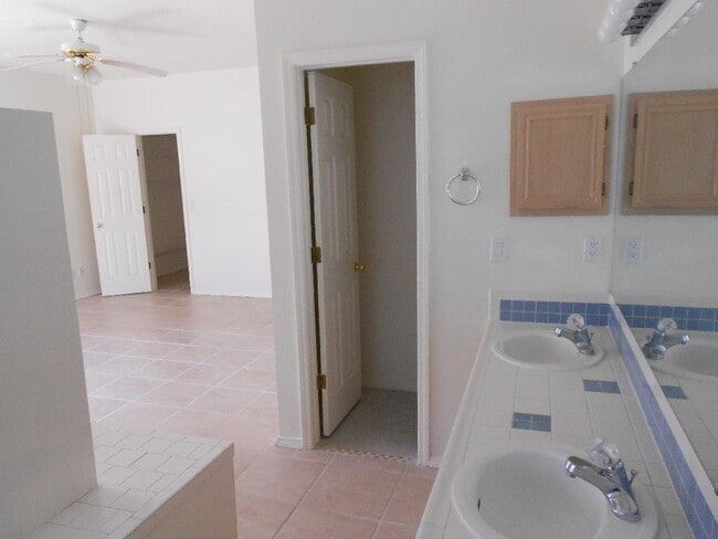 Building Photo - 4 Bedroom, 2.5 Bathroom! Lovely Home in Lo...