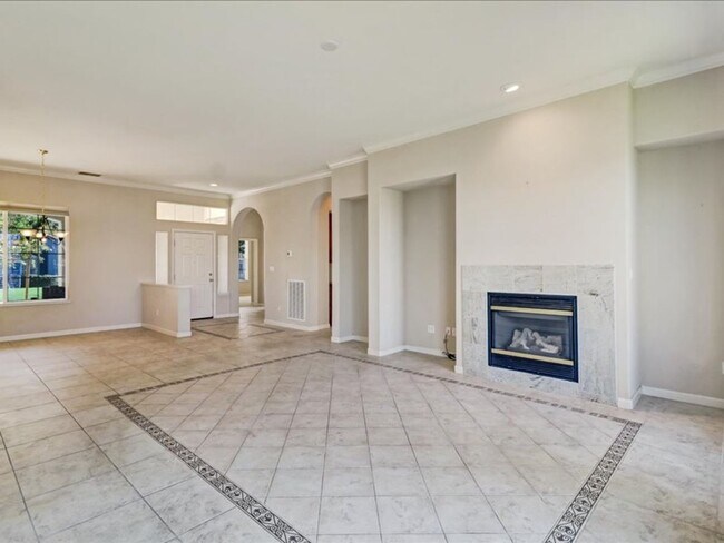 Building Photo - Trilogy 55+ Beautiful 3BD/3BA with pond view