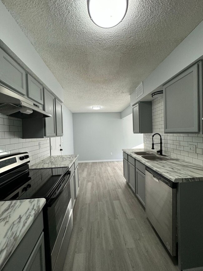 Building Photo - Beautifully Remodeled 2/1 apartment in Par...