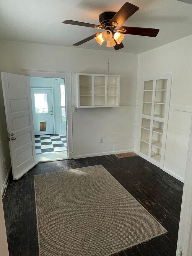 Building Photo - 2BD/1BA Shotgun w/ Huge Sunroom and Backyard