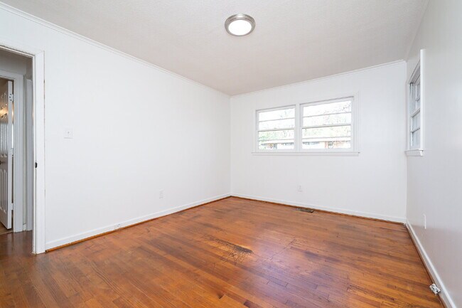 Building Photo - 2 Bed / 1 Bath Bottom Unit Duplex Convenient Spartanburg Location with Modern Features $1000/mo rent