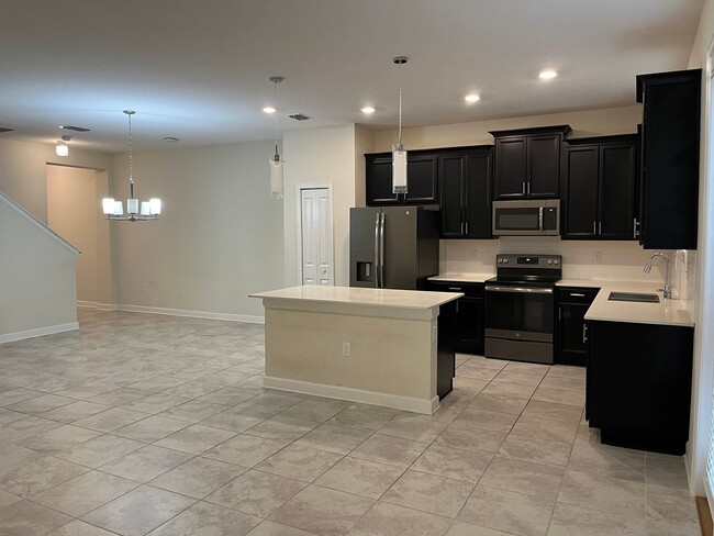 Building Photo - 3 bed 2.5 bath townhouse for rent