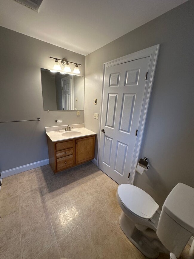 Building Photo - Beautiful Townhouse in NEW NORTH END Burlington 3BD/4BA