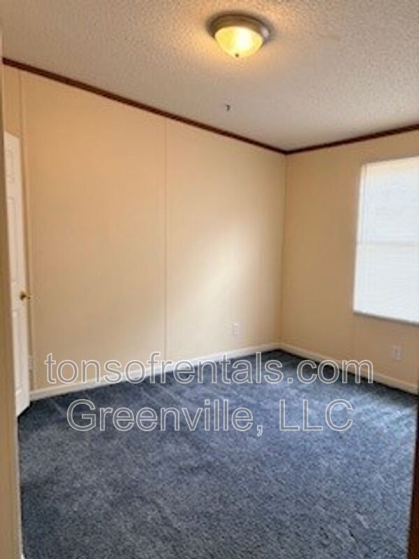 Building Photo - 112 Acorn Trail