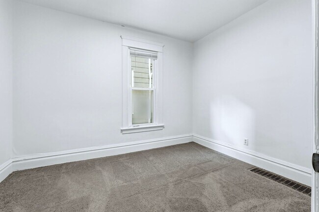 Building Photo - 3-Bed, 2-Bath Home with Large Kitchen & De...