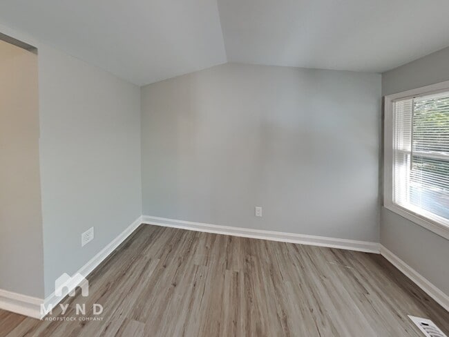 Building Photo - 977 Moreland Dr SE
