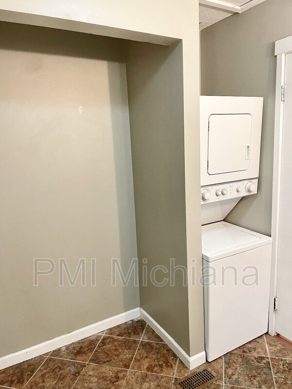 Building Photo - 18120 N Stoneridge Dr