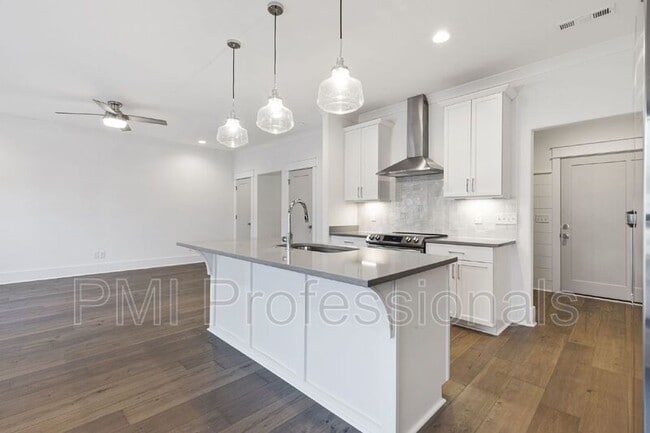 Building Photo - 225 S Bilbro Ave