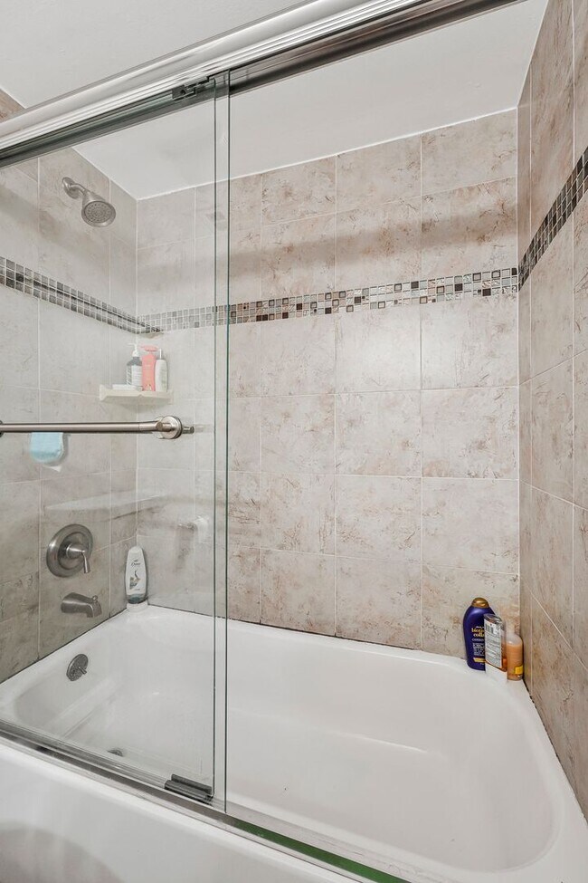 Building Photo - 2 Bedroom 2 Bathroom Condo Available for Rent