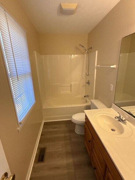 Building Photo - 517 N Pine Ln