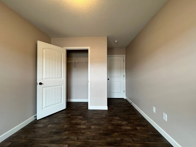 Building Photo - Adorable 3/2 Ready To Move In Now!