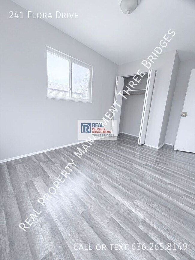 Building Photo - 241 Flora Dr