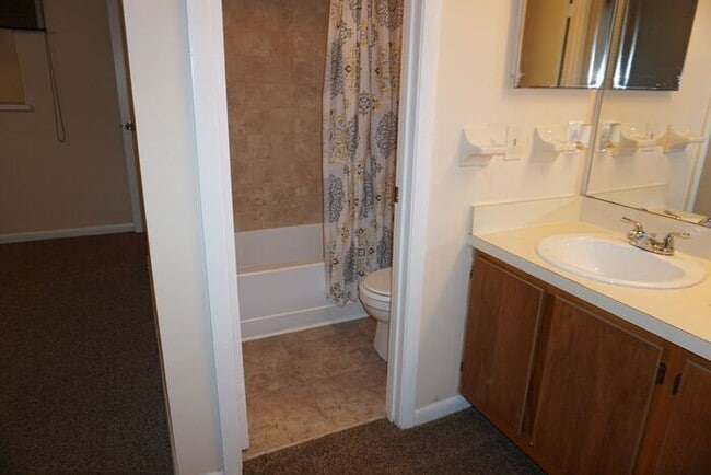 Building Photo - 2 bedroom townhome near NAS