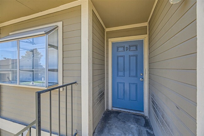 Building Photo - 2nd Story 2-Bed Condo with Tile Fireplace