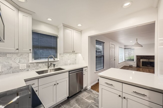 Building Photo - Updated 2bed/1bath Home with Attached Garage in Fremont!!