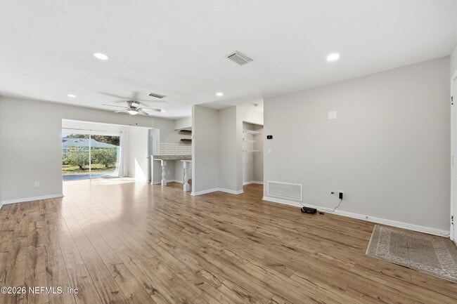 Building Photo - 335 Palos Ct