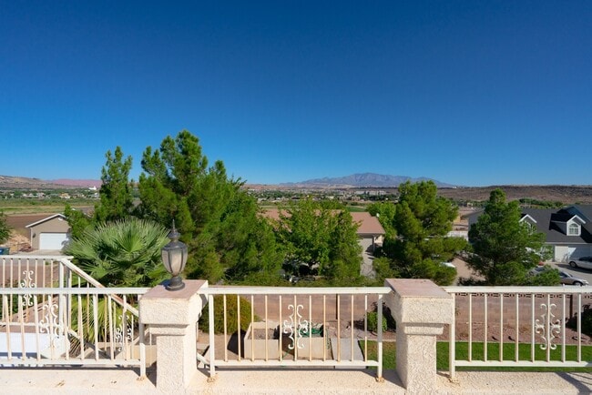 Building Photo - Spacious 6 Bedroom Home with a Balcony!