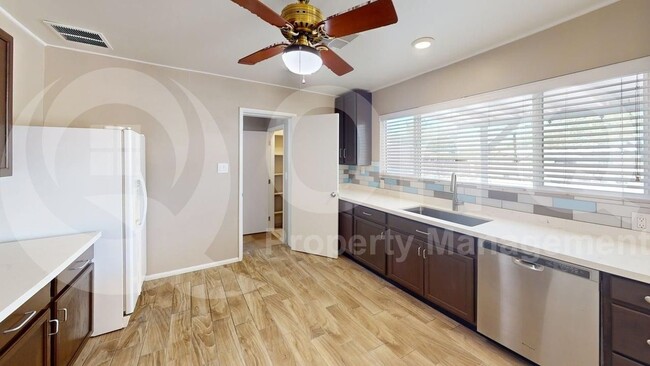 Building Photo - 826 S Sarnoff Dr
