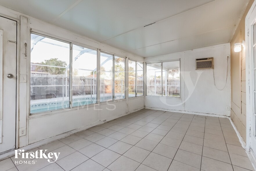 Building Photo - 924 Axlewood Cir