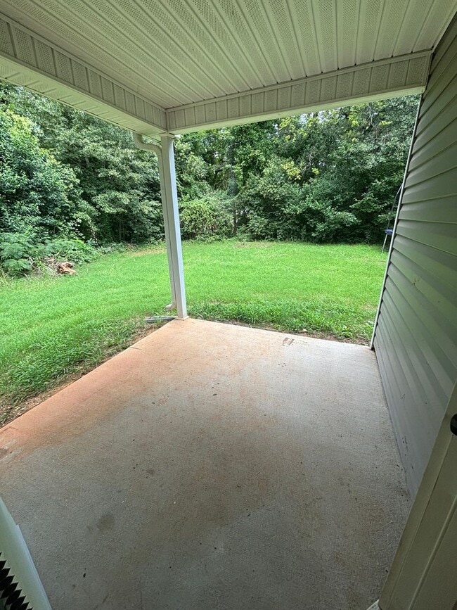 Building Photo - Newly Renovated & Move in ready