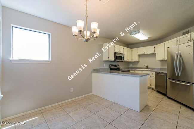 Building Photo - Lovely Sabino Canyon Condo