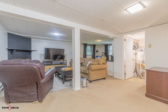 Building Photo - Short Term Furnished Rental -3 Bedroom Spl...