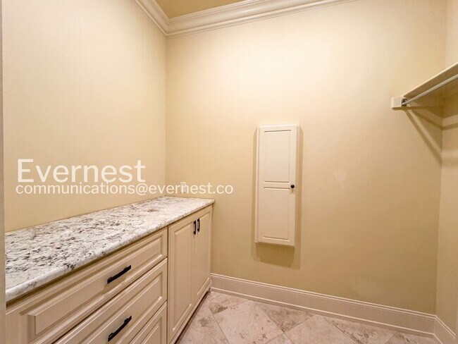 Building Photo - 3 Bed/2 Bath Home with Fenced Yard & Garage / Pet-Friendly / Available Now!