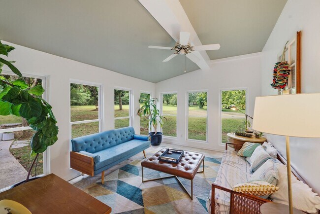 Building Photo - 1733 Carriage Ct