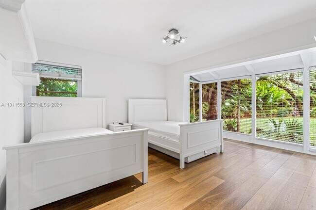 Building Photo - 11015 Lakeside Dr