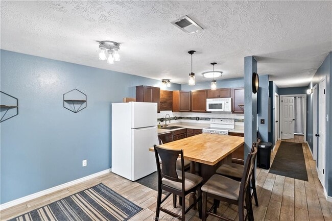 Building Photo - 2810 Forest Bend Dr