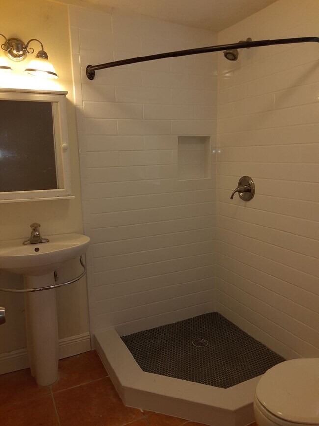 Building Photo - Annual unfurnished 2/1 SFH near Ringling College