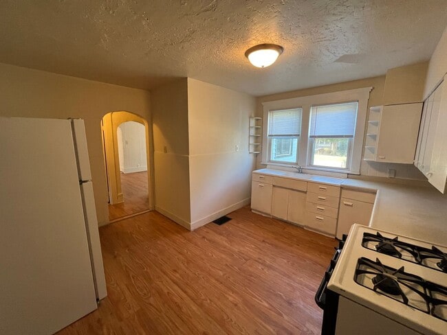 Building Photo - 4 bedroom 2 bath home in Rockford