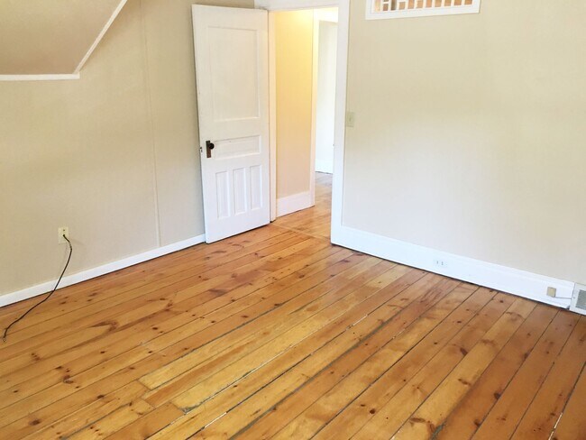 Building Photo - 4-bedroom 1 Bath Single-Family Home Near D...