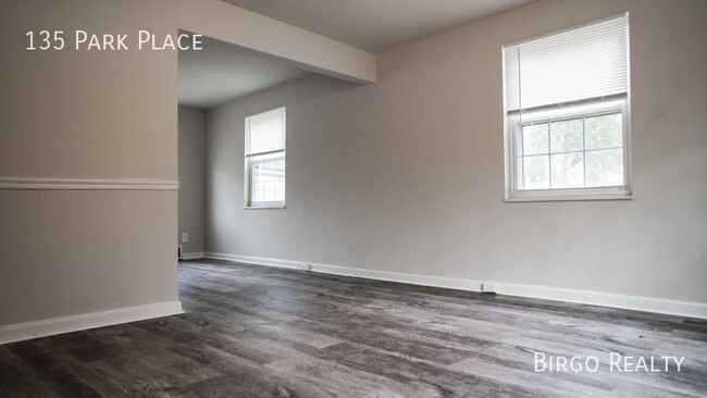 Building Photo - Spacious townhome avaialble today! No Depo...