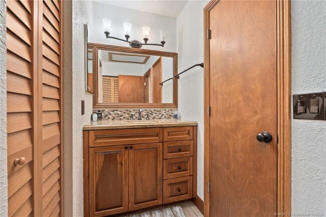 Building Photo - 111 Oakwood Dr