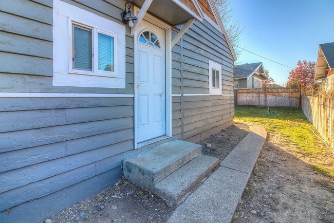 Building Photo - 411 S Naches Ave