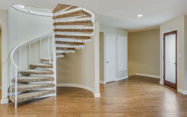Building Photo - Beautiful Redondo Beach Townhouse