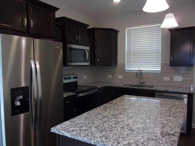 Building Photo - 2826 Capitol Dr