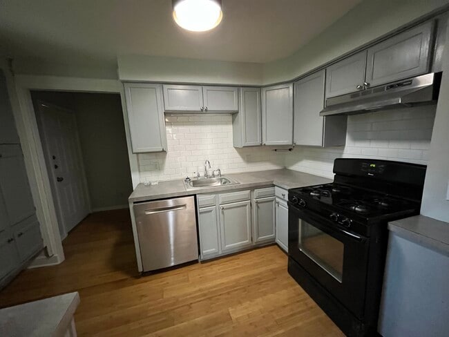 Building Photo - 1904 E 10th St