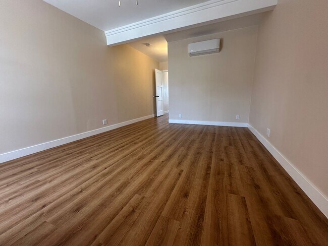 Building Photo - Beautifully landscaped home with modern up...