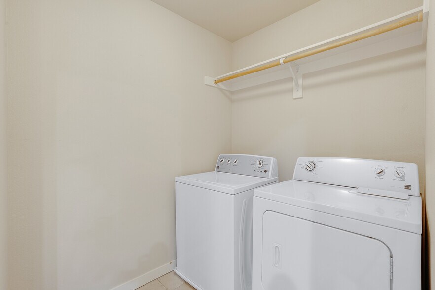Building Photo - 28616 Greenway Dr