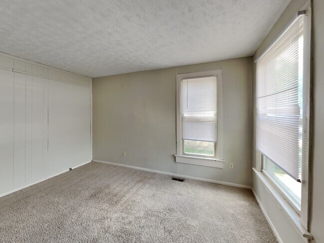 Building Photo - 127-141 E 11th Ave-141