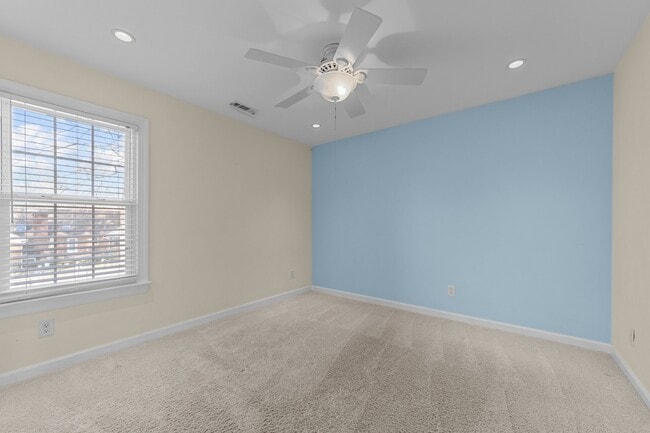 Building Photo - 832 Chalbourne Dr