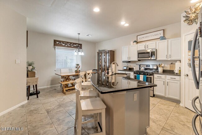 Building Photo - 12581 Blue Heron Dr