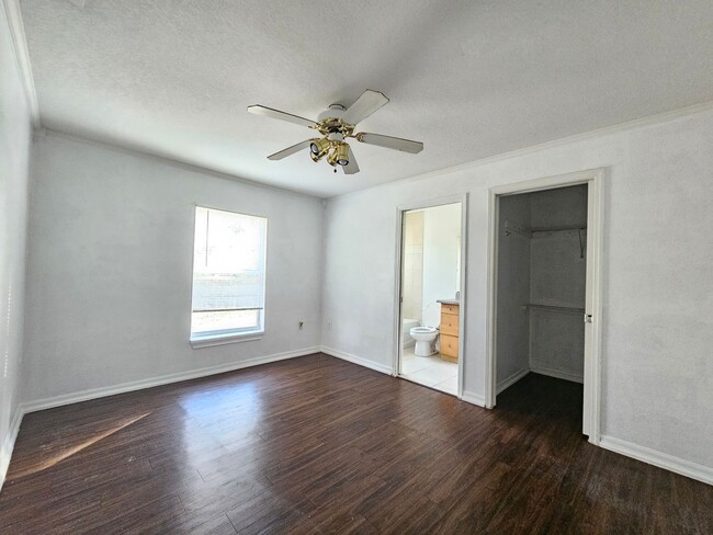 Building Photo - AWESOME DEAL on a 3 Bedroom, 2 Bath HOUSE!