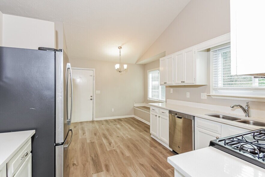 Building Photo - 110 River Oaks Dr