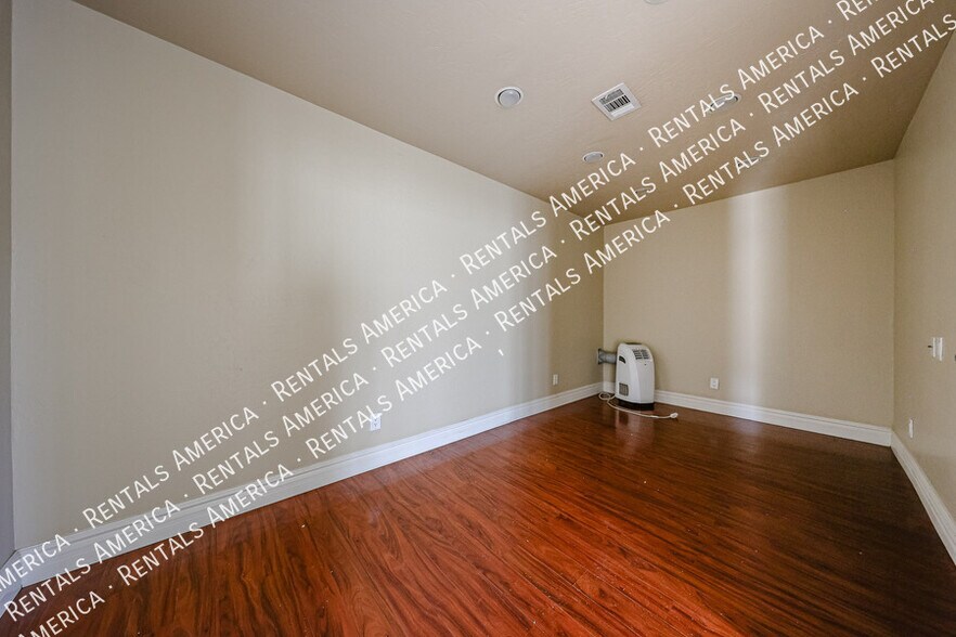 Building Photo - 2211 W Olive Way