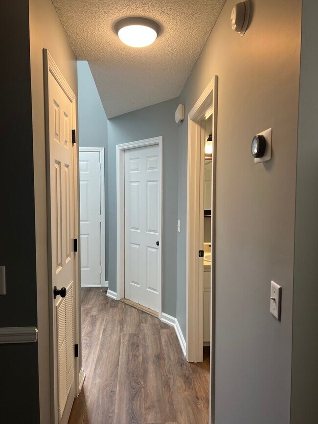 Building Photo - Available NOW  - 117 N. Springview