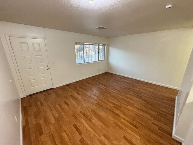 Building Photo - 4765 Thunderbolt Ave