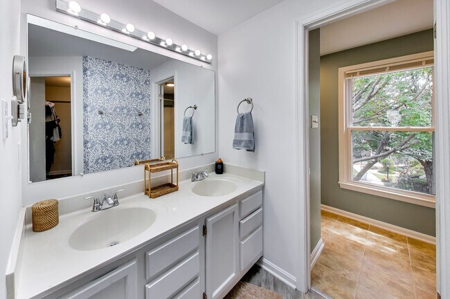 Building Photo - 2bd/2.5ba hideaway in the heart of Reston - incredible location $2750+util.